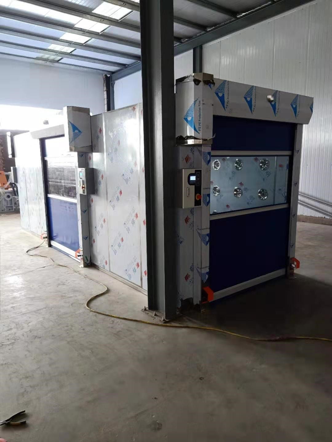 【石嘴山風(fēng)淋室】多人風(fēng)淋室門(mén)合適是多少人的裝配車(chē)間？