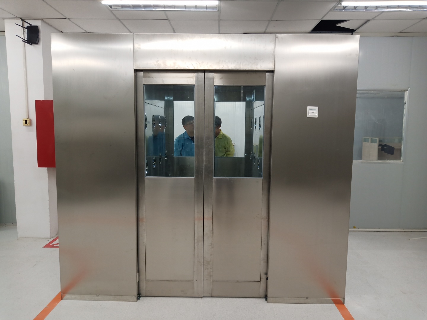 風(fēng)淋室和貨淋室的區(qū)別及使用注意事項