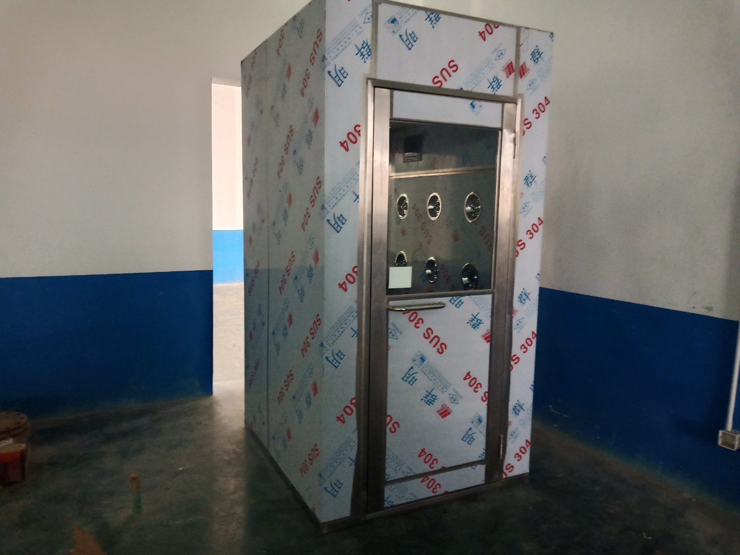 風(fēng)淋室安全使用指南:進(jìn)入風(fēng)淋室的注意事項(xiàng)