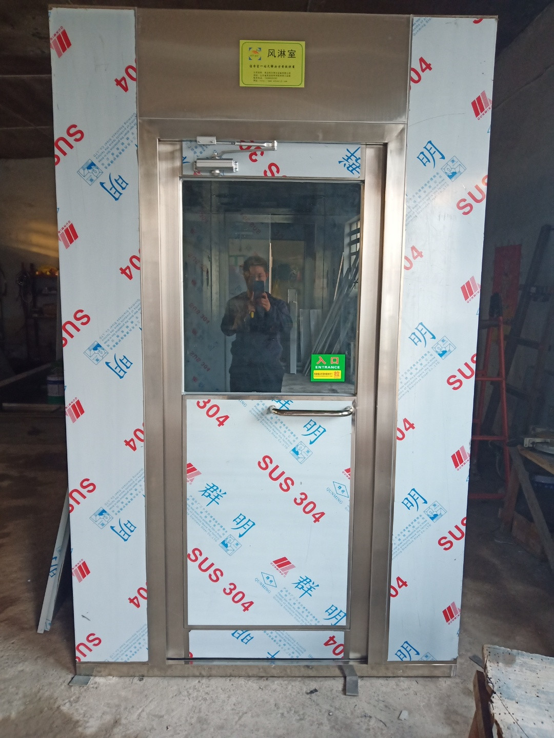 鋼板烤漆風(fēng)淋室:電子廠風(fēng)淋門使用規(guī)范及吹淋時間